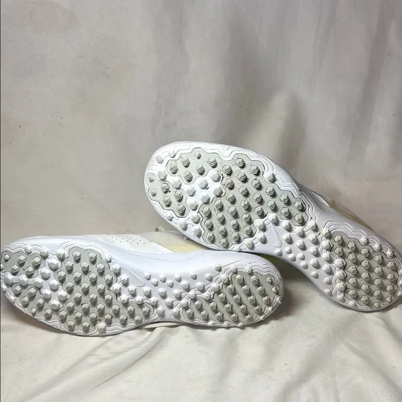 Nike White and Gray Golf Shoes with Streamlined Design - Picture 4 of 6